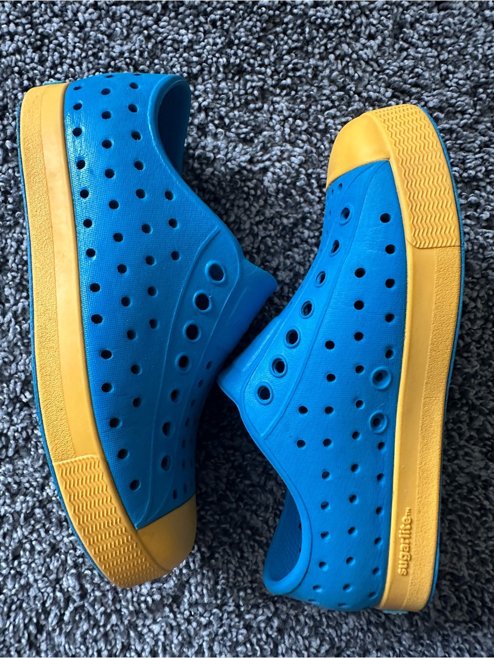 Kids NATIVE Jefferson Wave Blue Pollen Yellow Slip-On Waterproof Shoes Size 11